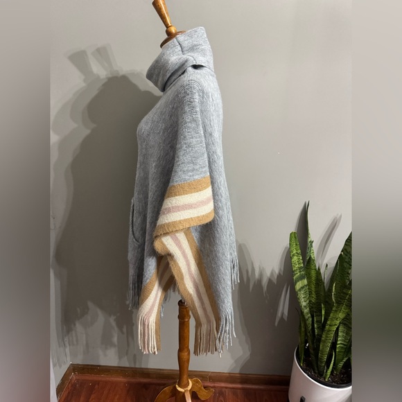 Steve Madden Soft Gray Knit Poncho - Picture 4 of 8